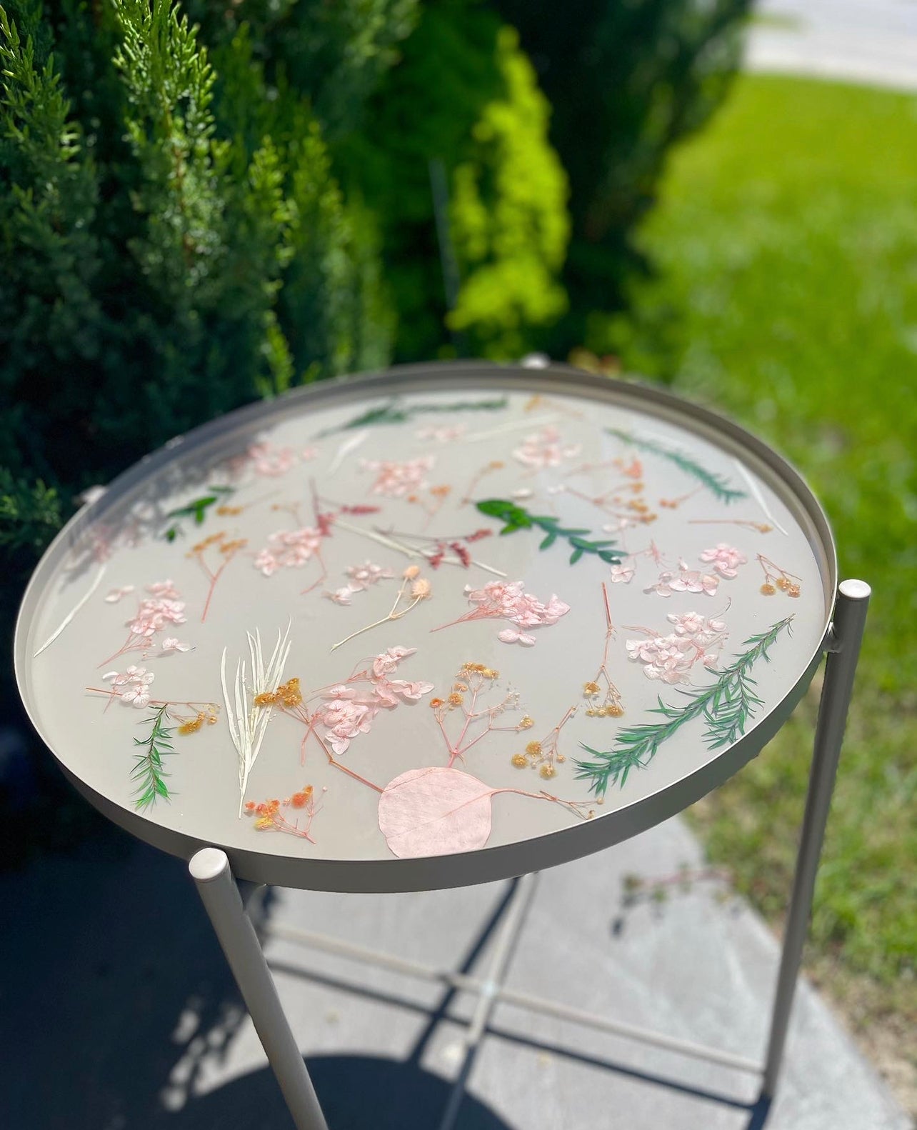 Epoxy resin table with removable tray